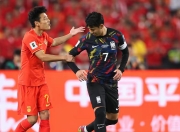 足球队三比零获胜，全队合作配合出色